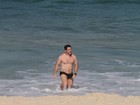 Murilo Benício vai à praia e exibe pancinha