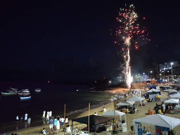 Fogos de artifício anunciam o início das homenagens a Iemanjá, ainda durante a madrugada. (Foto: Max Haack/Ag. Haack)