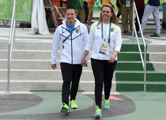 Felipe Wu, atleta do tiro esportivo, com a mulher Rosane Budag, na Vila Olímpica (Foto: André Durão)