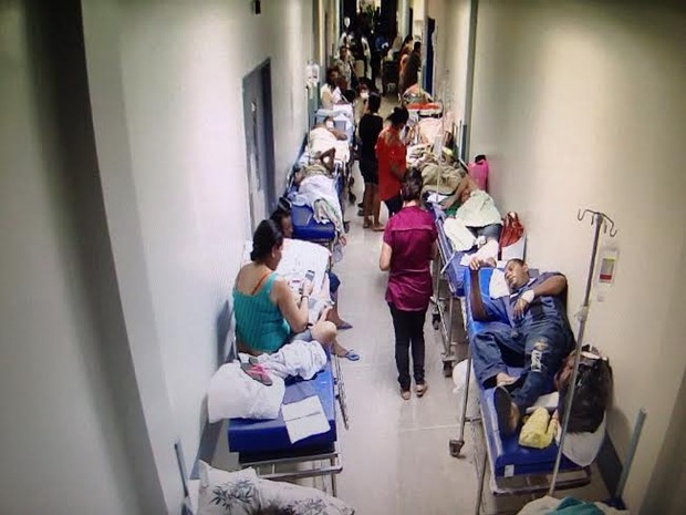 Pacientes estão espalhados em macas pelos corredores  (Foto: Arquivo Pessoal)