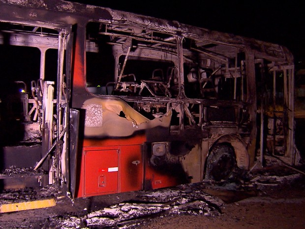 G1 Três ônibus são incendiados e suspeitos são detidos na Grande BH