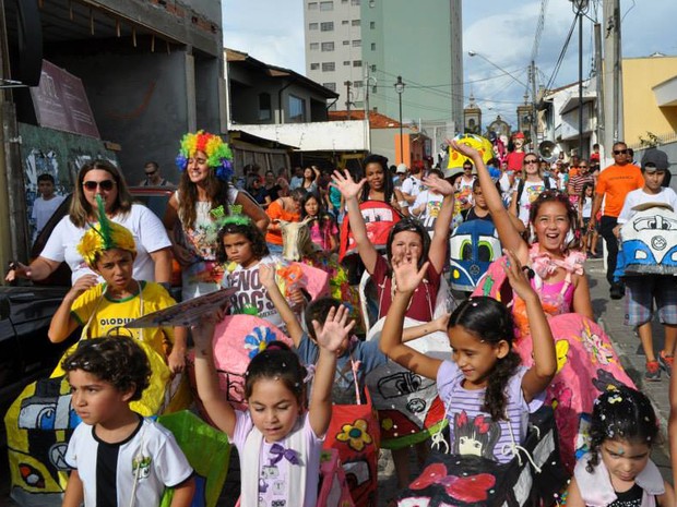 Blobo Kombi da Vó Maluca passa pelas ruas do centro de Atibaia todas as tarde de Carnaval (Foto: Divulgação)