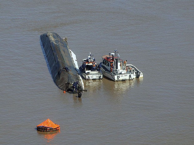 Colisão no Rio Paraná, na costa de uma cidade argetina, envolveu embarcações da Argentina e do Paraguai (Foto: Reuters)