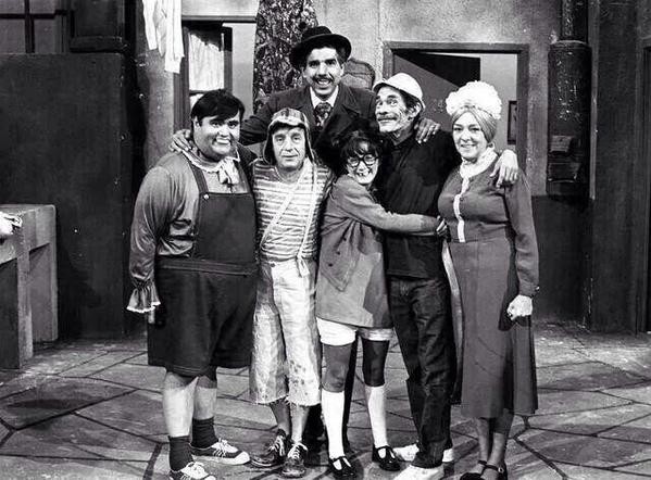 Rubén Aguirre com o elenco de Chaves (Foto: Reprodução/Twitter)