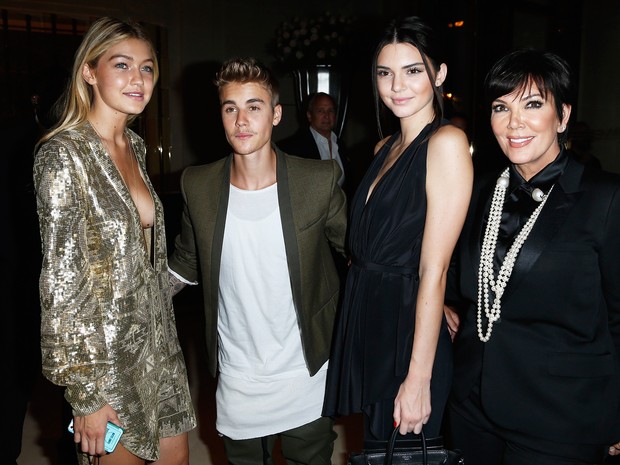 Gigi Hadid, Justin Bieber, Kendall Jenner e Kris Jenner em evento em Paris, na França (Foto: Julien Hekimian/ Getty Images)