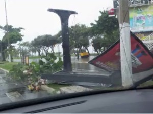 Ventos fortes derrubaram placa de publicidade em Illhéus (Foto: Reprodução/ TV Bahia)