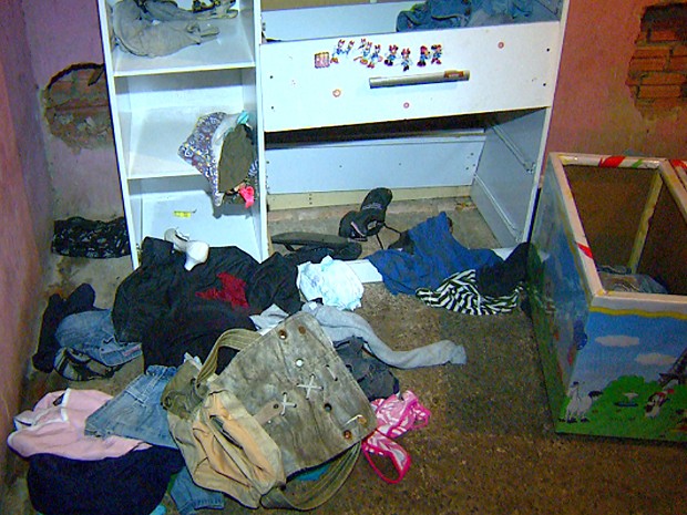 Casa onde menino de 1 ano morava tinha roupas jogadas no chão e bastante sujeira em Americana (Foto: Reprodução EPTV)