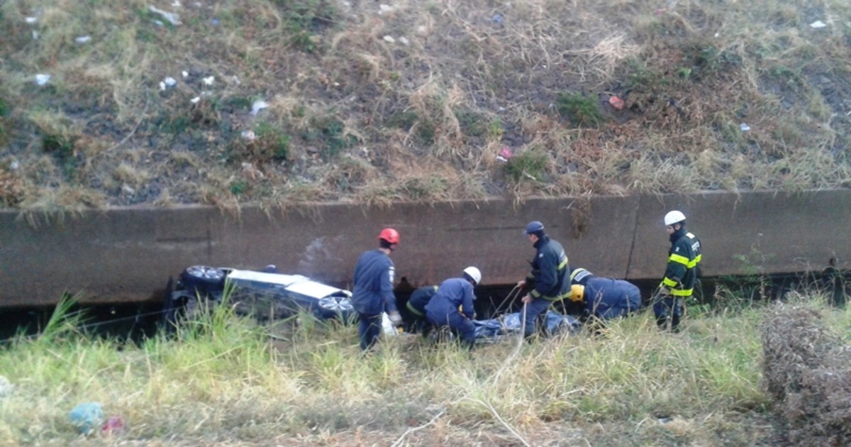 G1 Rapaz Morre Após Carro Cair Dentro De Córrego Em Montes Claros Notícias Em Grande Minas