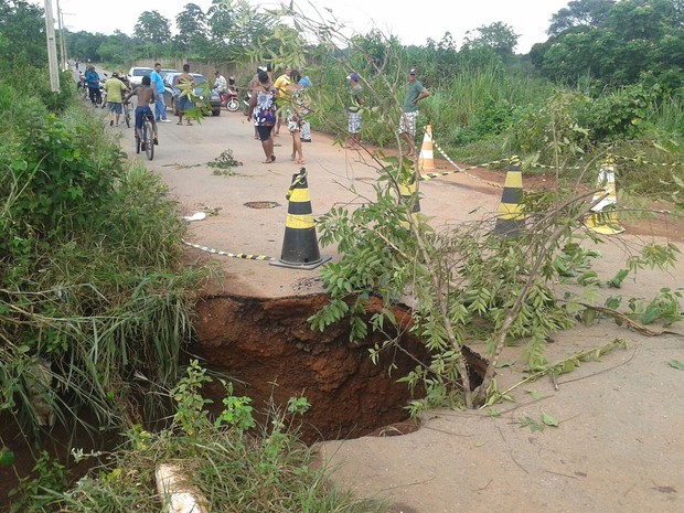 O asfalto na cabeceira de uma ponte em uma avenida de acesso ao Bairro 13 de Setembro, em Vrzea Grande, regio metropolitana de Cuiab, cedeu na noite desta quarta-feira (11). Por causa da chuva registrada nesse dia, o nvel do crrego subiu e a cabeceir (Foto: Andressa Boa Sorte/ TVCA)