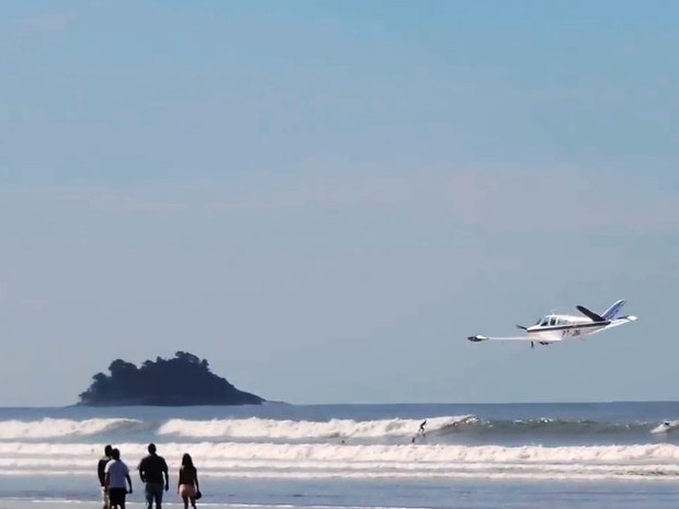 Avião dá rasante em praia de Peruíbe, SP (Foto: Reprodução/Fabio Donizetti) Avião dá rasante em praia de Peruíbe, SP (Foto: Reprodução/Fabio Donizetti)
