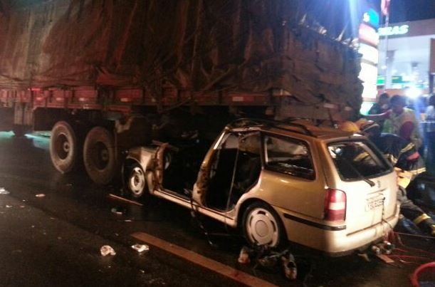 Carro bateu na traseira do caminhão que estava parado (Foto: PRF/Divulgação)