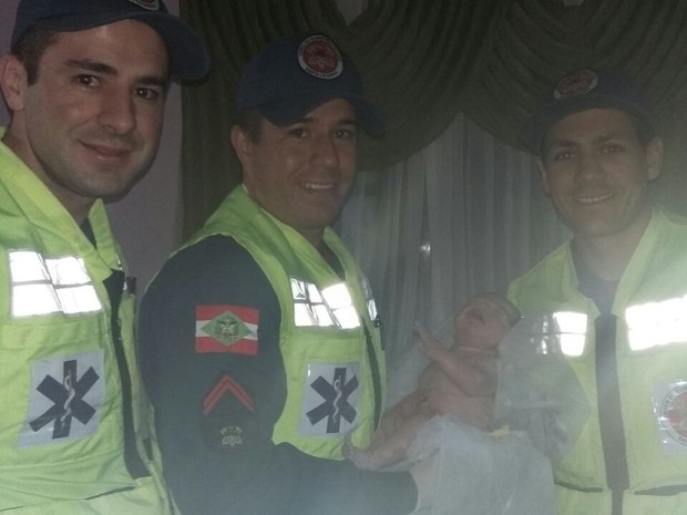 Bombeiros chegaram na casa dois minutos depois do nascimento de Juliano (Foto: Arquivo Pessoal/Divulgação) Bombeiros chegaram na casa dois minutos depois do nascimento de Juliano (Foto: Arquivo Pessoal/Divulgação)