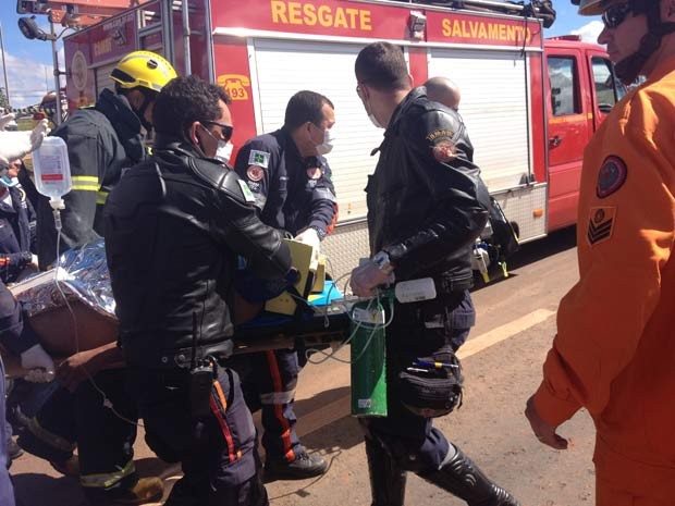 Bombeiros resgatam homem ferido com gravidade em rompimento de adutora na EPTG, na manhã desta quinta (6) (Foto: Lucas Salomão/G1) Bombeiros resgatam homem ferido com gravidade em rompimento de adutora na EPTG, na manhã desta quinta (6) (Foto: Lucas Salomão/G1)