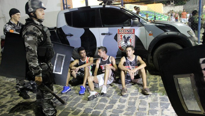 Torcedores do River-PI conduzidos à Central de Flagrantes (Foto: Emanuele Madeira/GLOBOESPORTE.COM)