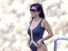 Kourtney Kardashian usa um maiô cavado e exibe corpaço na Itália