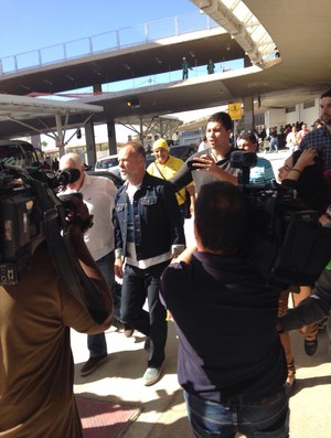 Mano Menezes foi cercado por vários torcedores no aeroporto de Confins (Foto: Laura Bernardes) Mano Menezes foi cercado por vários torcedores no aeroporto de Confins (Foto: Laura Bernardes)
