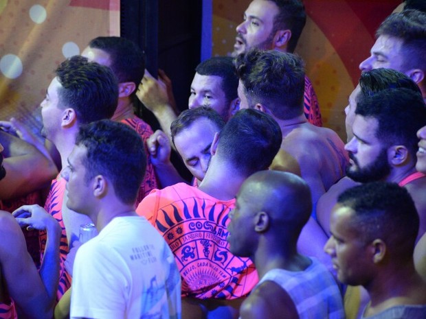 Beijo gay durante apresentação de Claudia Leitte (Foto: Marcelo Machado / EGO)
