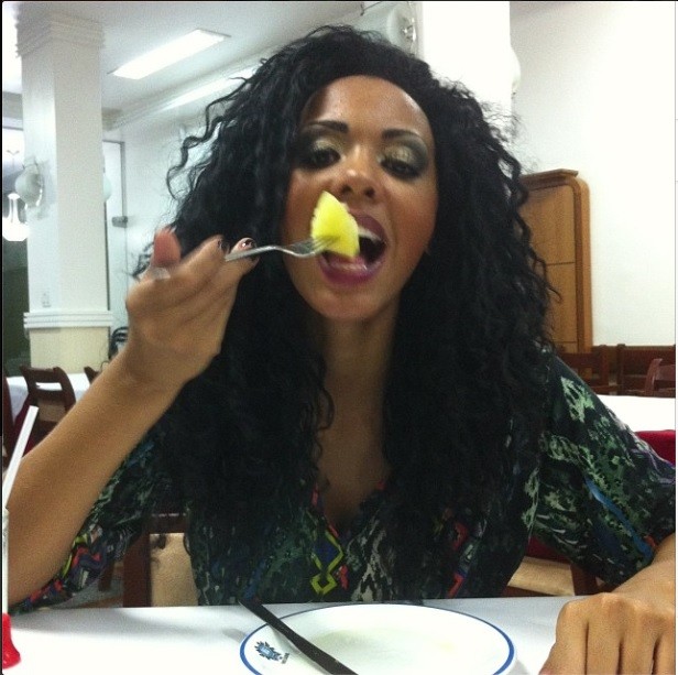 Aline Mattos e a dieta do abacaxi (Foto: Reprodução Instagram)