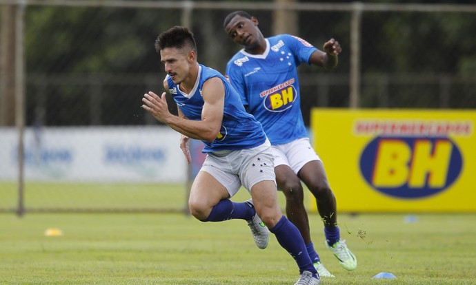 Willian e Douglas Coutinho, do Cruzeiro (Foto: Washington Alves/Light Press)