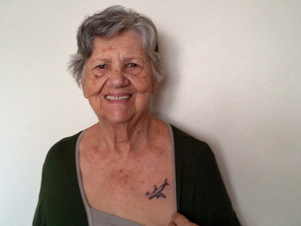 Mariety tatuou um avião para homenagear o marido falecido (Foto: (Foto: Luana de Freitas/Arquivo Pessoal))