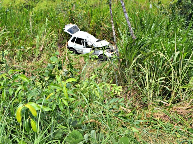 Motorista diz foi jogado para fora do carro durante acidente  (Foto: Adelcimar Carvalho/G1)