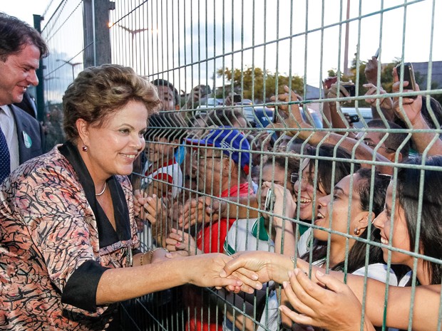 Dilma Rousseff cumprimenta populares durante cerimônia de inauguração de escola  em Fortaleza  (Foto: Roberto Stuckert Filho/PR)
