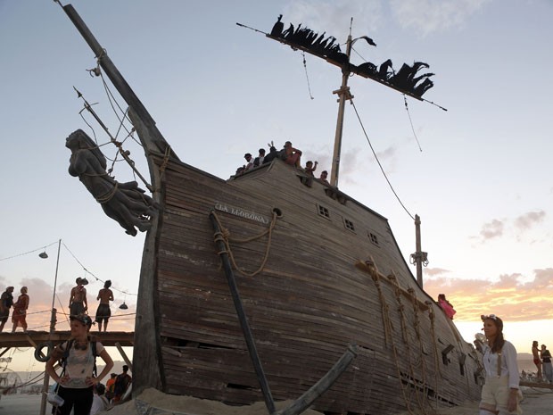 Instalação chamada 'La Llorona' é exibida pelos frequentadores do festival Burning Man, que acontece no deserto Black Rock, em Nevada, nos EUA   (Foto: Jim Urquhart/Reuters)