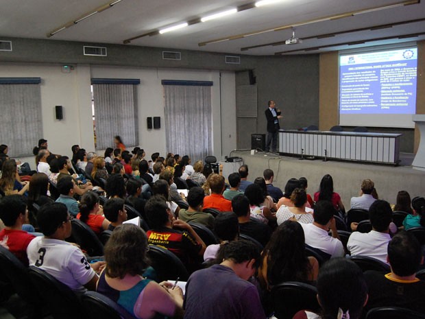 Palestra sobre tubarões de pesquisador Fábio Hazin na SBPC ficou lotada (Foto: Lorena Aquino / G1)