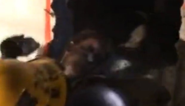 Adolescente precisou ser resgatado ao ficar entalado em chaminé  (Foto: Reprodução/YouTube/ABC)