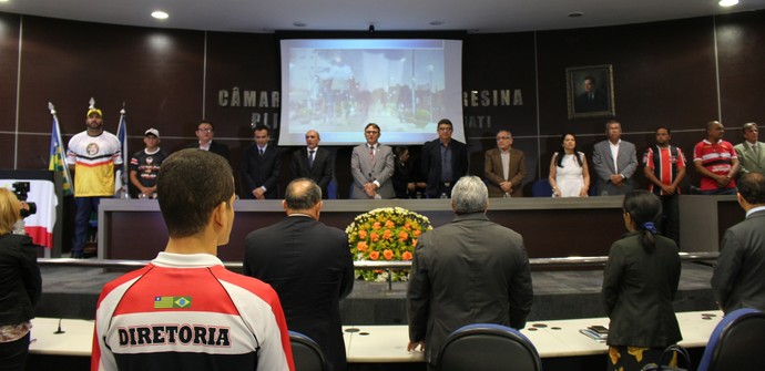 Flávio Araújo, técnico do River-PI título de cidadania (Foto: Abdias Bideh/GloboEsporte.com)