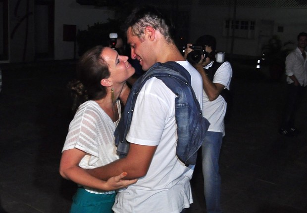 Vanessa Lóes e Thiago Lacerda se beijam (Foto: Roberto Teixeira/EGO)