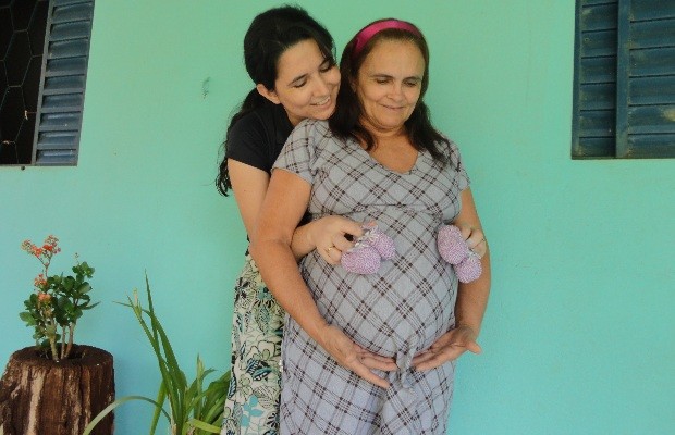 Mãe de 51 anos empresta barriga para filha ter gêmeas, em Santa Helena, Goiás (Foto: Fernanda Medeiros/Arquivo Pessoal)