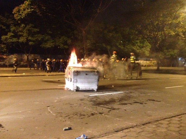 G1 Manifestantes queimam mais de 50 contêineres em Porto Alegre