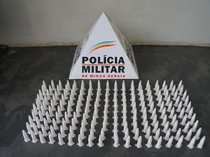 Polícia apreende pinos de cocaína em Oliveira (Foto: Polícia Militar/Divulgação)