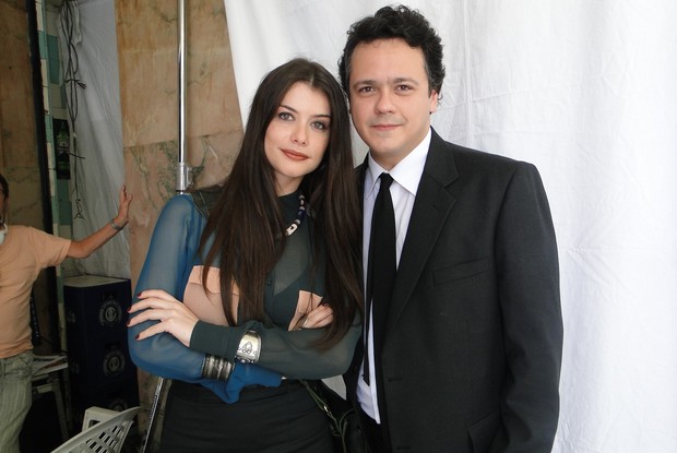 Aline e Danton já estão gravando para o seriado (Foto: TV Globo/Como aproveitar o fim do mundo) Aline e Danton já estão gravando para o seriado (Foto: TV Globo/Como aproveitar o fim do mundo)