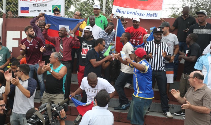 Haitianos marcam presença na Rua Javari para torcer para o Pérolas Negras-HAI (Foto: Leonardo Benassatto/Futura Press/Estadão Conteúdo)