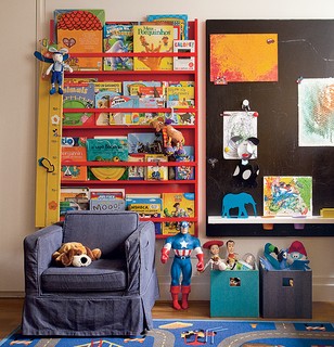 Para os livros, a arquiteta Olivia Messa criou um painel. Os brinquedos ficam em caixas, ao alcance do menino de 4 anos