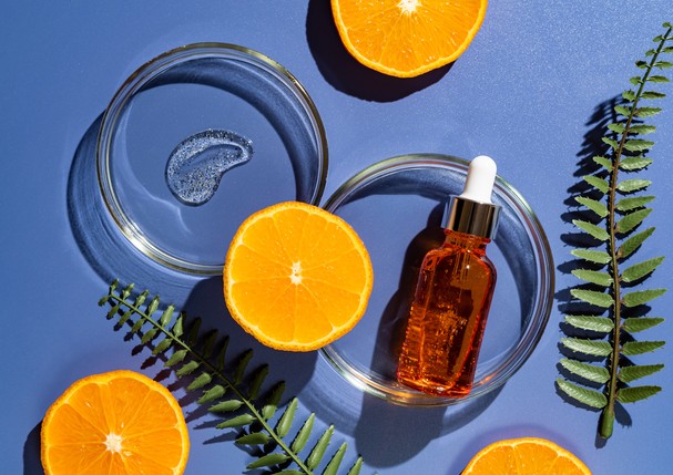 Citrus fruit vitamin c serum oil beauty care, anti aging natural cosmetic with fresh orange fruits on blue background, top view (Foto: Getty Images/iStockphoto)