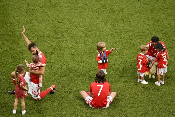 Jogadores do País de Gales com os filhos (Foto: Mike Hewitt/Getty Images)