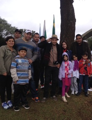 Família aguarda Espanha no CT do Caju (Foto: Monique Silva)