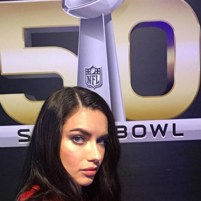 Adriana posa em frente ao logo do Super Bowl 50 (Foto: Reprodução)