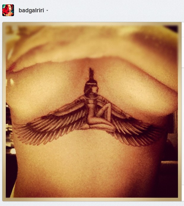 A deus da mitologia egípcia Isis tatuada abaixo dos seios de Rihanna (Foto: Reprodução/Instagram)