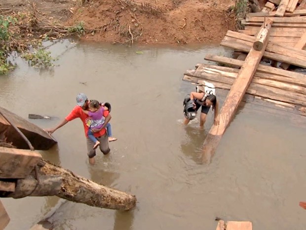 Para não ficar ilhados, moradores enfrentam perigo e atravessam rio (Foto: Reprodução/TVCA)