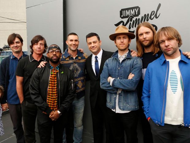 Marron 5 com Jimmy Kimmel em bastidores de programa em Los Angeles, nos Estados Unidos (Foto: Twitter/ Reprodução)