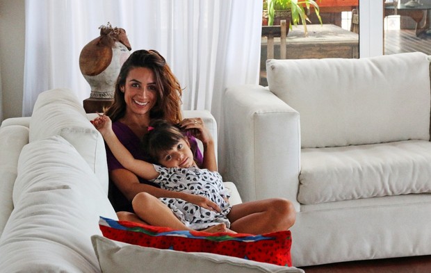 Camila Lucciola e a filha, Felipa, em ensaio de Dia das Mães a convite de uma grife (Foto: Divulgação)