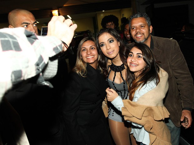Anitta posa com fãs antes de show em São Paulo (Foto: Manuela Scarpa e Marcos Ribas/ Foto Rio News)