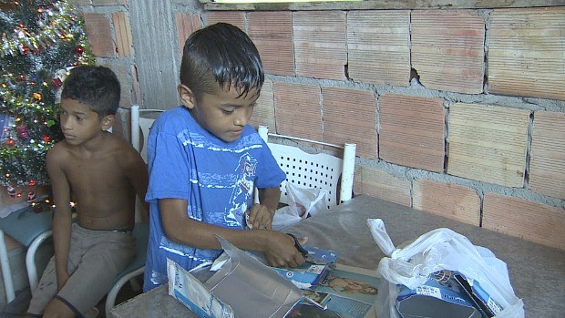Projeto transforma caixas em forro para casas de pessoas de baixa renda (Foto: Amazônia TV)