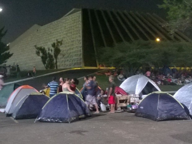 Manifestantes contra impeachment montam acampamento no estacionamento do Teatro Nacional (Foto: Fernando Caixeta/G1)