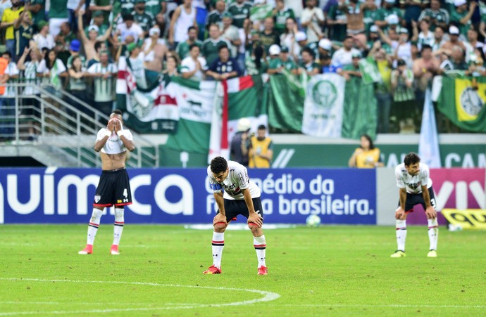 Palmeiras x São Paulo: jogadores do Tricolor desolados (Foto: Marcos Ribolli)