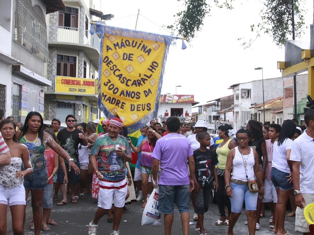 Máquina de Descarcar Alho faz festa carnavalesca, em São Luís (Foto: Flora Dolores/O Estado)